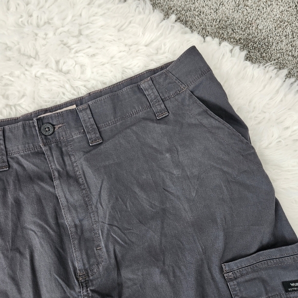 WRANGLER MEN'S FIVE STAR PREMIUM RELAXED FIT FLEX CARGO PANT IN ANTHRACITE. Size - Picture 4 of 8